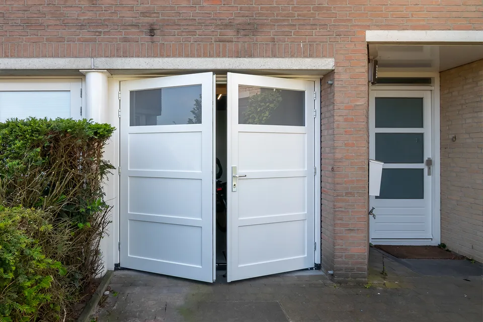 Witte openslaande garagedeur met raam