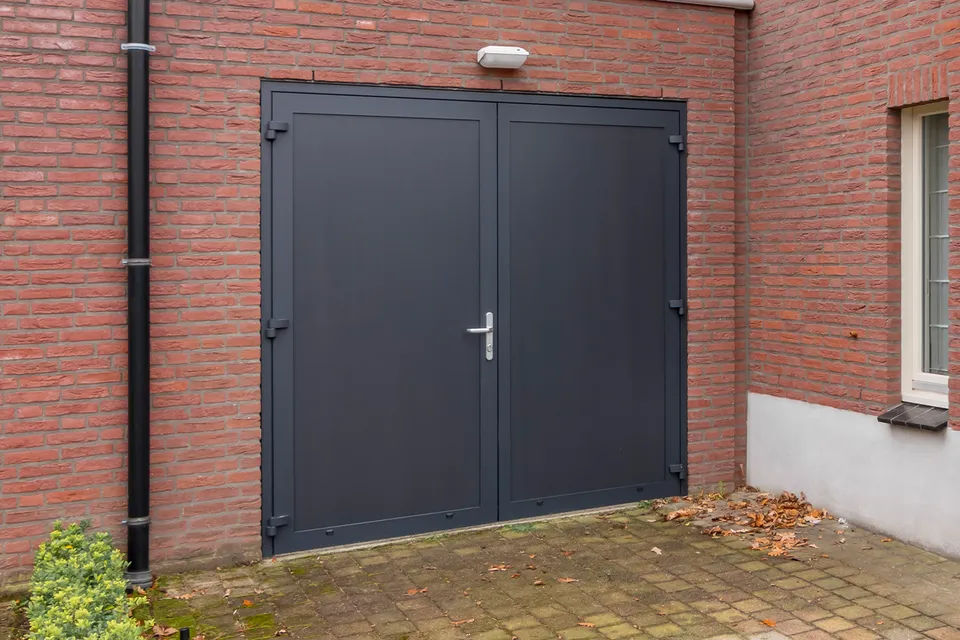 Zwarte openslaande garagedeuren