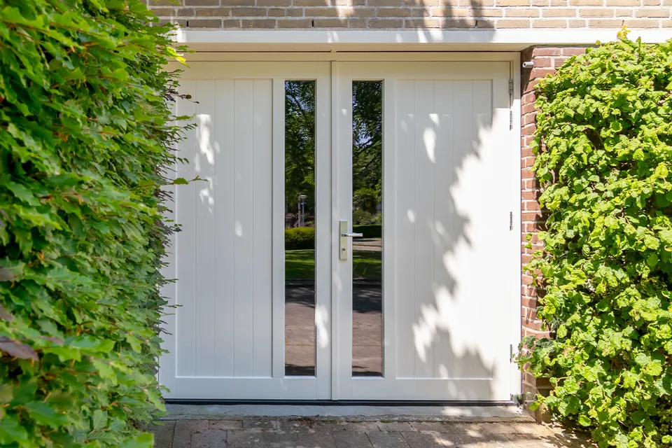 Houten garagedeur met verticaal glas