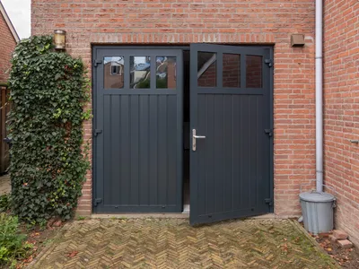 Openslaande garagedeuren met glas