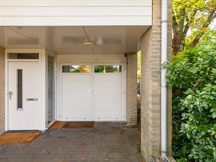 Prachtige witte openslaande garagedeur